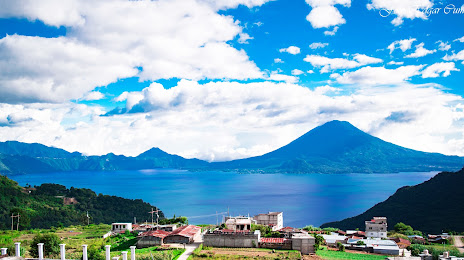 Vista al Lago de Atitlan, Sololá