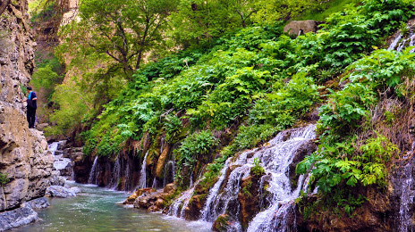 Haft Cheshmeh Waterfall, Kerec