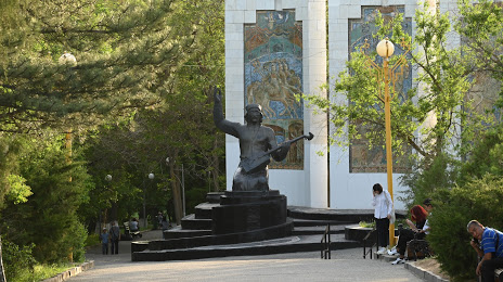 Памятник джангарчи Ээлян Овла, Элиста