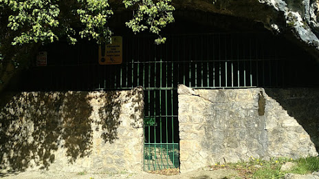 Acceso Cueva Hornos de la Peña, 
