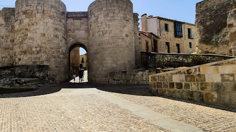 Puerta y Palacio de Doña Urraca, Zamora