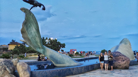 Whale Square, Rio das Ostras