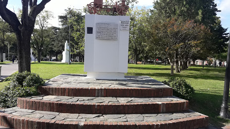 Plaza Eduardo Costa, Campana
