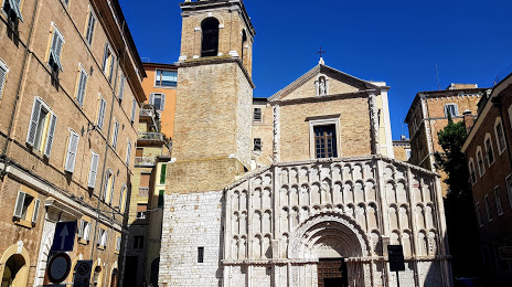 Iglesia de Santa Maria della Piazza, 