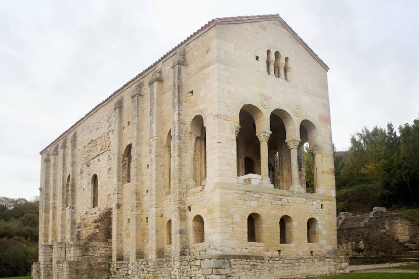 Iglesia de Santa María del Naranco, Lugones