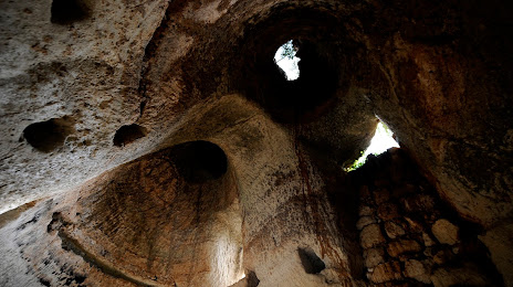 Le Grotte di Zungri: Insediamento Rupestre e Museo della Civiltà Contadina di Zungri, 