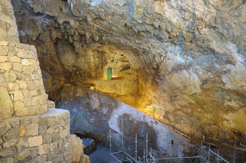 Cueva de El Castillo, Los Corrales de Buelna