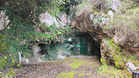 Cueva Las Chimeneas, Los Corrales de Buelna