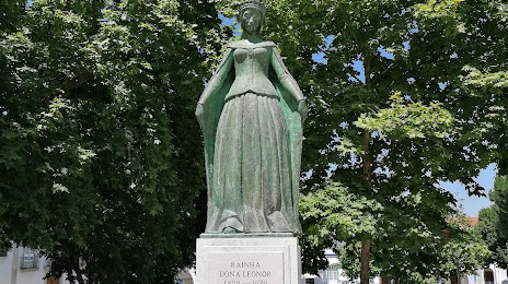 Statue of Queen Leonor, 