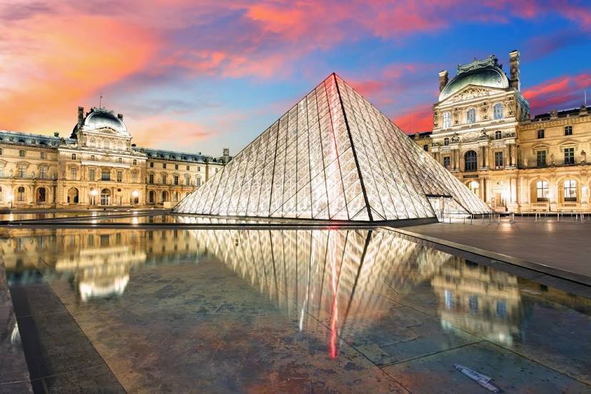 Louvre Pyramid, Parigi