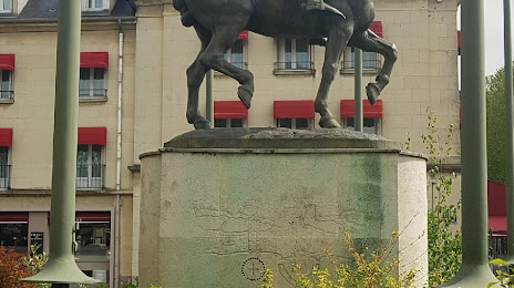 Statue équestre de Jeanne d'Arc, Компьень