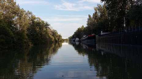 Canal de navigation d'Arles à Bouc, Arles