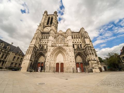 Cathédrale Saint-Pierre Saint-Paul, Sainte-Savine