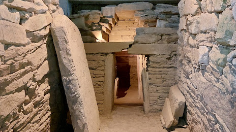 Tumulo di Montefortini - Area Archeologica di Comeana, Lastra a Signa