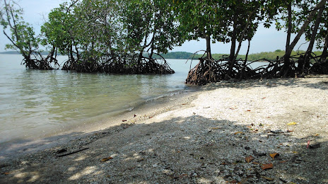 Pantai Ayang-ayang Benteng Pulau Mengare, Gresik