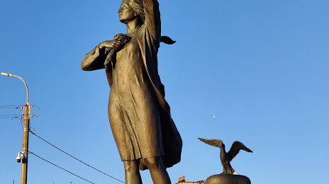 Скульптура Ждущая. Памятник женщине, ждущей своего моряка., Мурманск