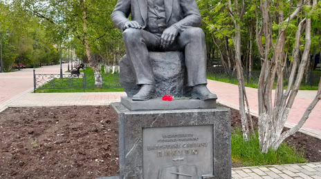 Памятник Валентину Пикулю, Мурманск